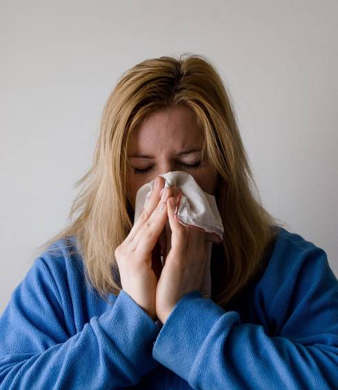 Los síntomas de covid-19 suelen ser malestar general, desaliento, náuseas, tos, fiebre o escalofríos, dificultad para tragar, entre otros. Algunos de ellos perduran en el tiempo. Foto: Pixabay