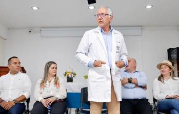 Al centro, el ministro de Salud Guillermo Jaramillo. A la izquierda, el representante “trujillista” Daniel Restrepo C. A su derecha, de sombrero, la representante “bedoyista” María Eugenia Lopera. FOTO imagen tomada de redes