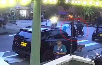 Esta imagen muestra cómo el motociclista, de manera ruin, se da a la fuga sin importar el estado en el que dejó a sus víctimas. IMAGEN TOMADA DE REDES