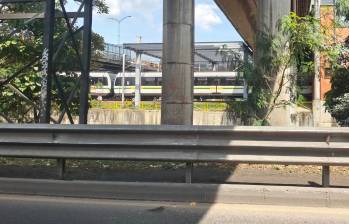Los trenes debieron ser evacuados para seguridad de los pasajeros. FOTO: Claudia Arango.