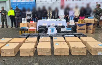 Los detenidos junto a parte de lo incautado durante los operativos. FOTO: Cortesía