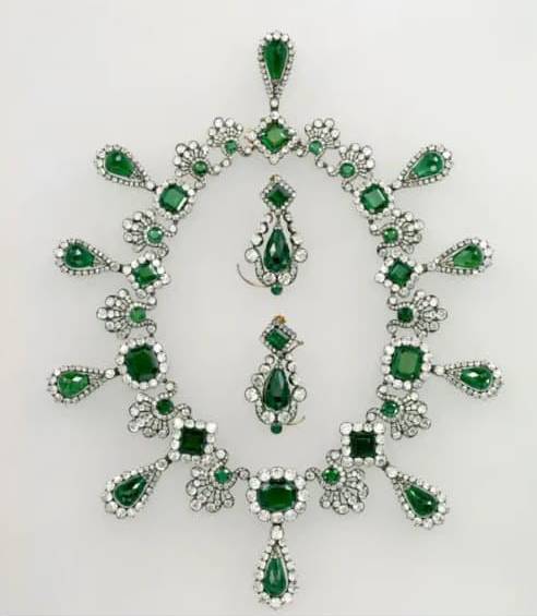 El collar de María Luisa junto a un par de pendientes también hizo parte de este hurto. FOTO: Museo del Louvre.