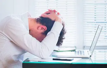 El estrés laboral es una de las principales causas de incapacidad en Colombia, según expertos en derecho y salud. FOTO: SHUTTERSTOCK