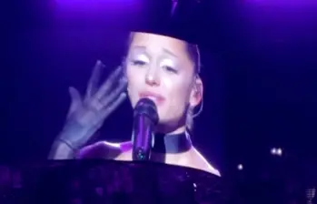 La cantante Ariana Grande, quien en los últimos meses ha sido “comidilla” de redes sociales por su extrema delgadez, se despidió con lágrimas de sus seguidores en el último concierto de su gira “Eternal Sunshine”. Foto: Redes