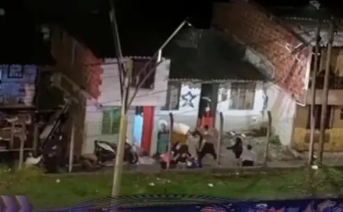 En la riña emplearon palos, machetes y cuanto objeto había alrededor para hacerse daño. FOTO: IMAGEN TOMADA DE VIDEO
