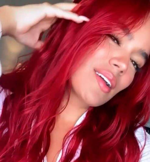 Así luce Karol G con el tono rojo en su cabello. FOTO: TOMADA DE REDES SOCIALES