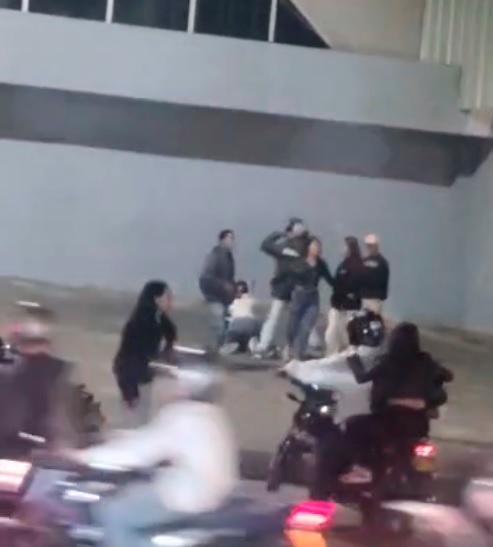 En la imagen quedó registrado el altercado mientras se realizaban los piques ilegales en Rionegro. FOTO: CORTESÍA