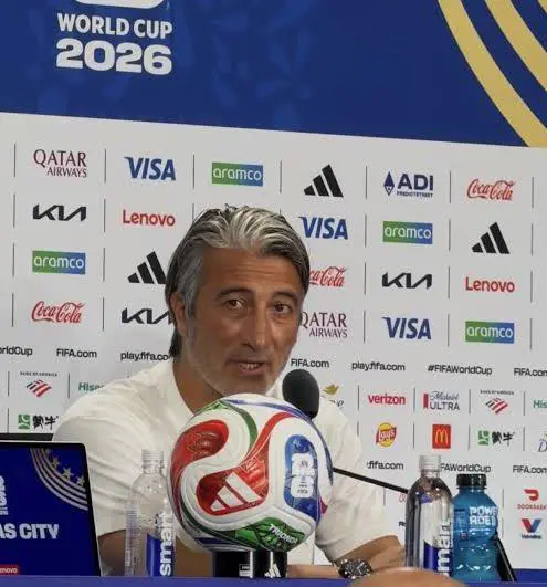 Murat Yakin, en conferencia de prensa: “Se nos castigó por un error. No había razón para la amonestación. No lo entiendo. Fue una situación inocente, no era una acción dañina. El árbitro nos castigó y alteró el partido”. FOTO: Tomada de redes.