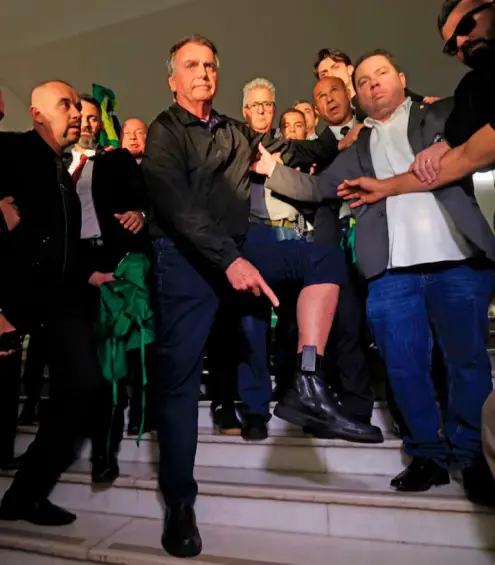 Jair Bolsonaro portaba una tobillera electrónica en su pierna izquierda. Ese fue el objeto que intentó quitarse el sábado 22 de noviembre en su casa, donde pagaba prisión domiciliaria. FOTO: Tomada de X @_Janoninho