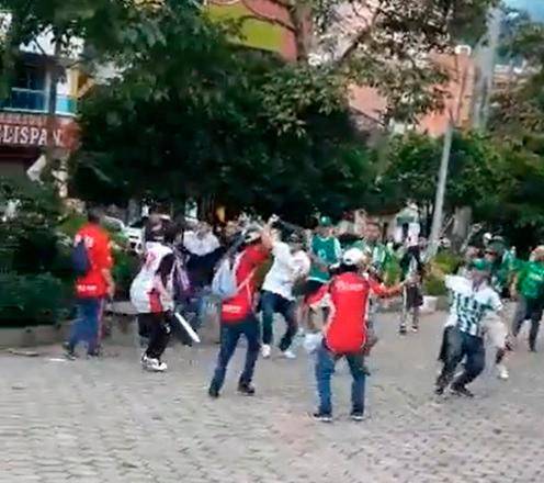 Durante el fin de semana se registraron varias peleas entre las barras de Medellín y Atlético Nacional. FOTO: TOMADA DE TWITTER