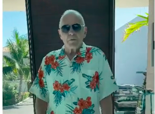 Captura del video en el que Hopkins aparece bailando merengue. 