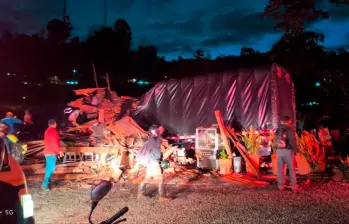 Este camión se habría quedado sin frenos e impactó contra un carro, una moto y la fachada del restaurante. FOTO: Cortesía
