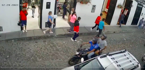 En la imagen se puede observar el hombre que agredió hasta la muerte al otro, vestido de rojo, y con el casco en la mano. Foto: pantallazo tomado de redes sociales. 
