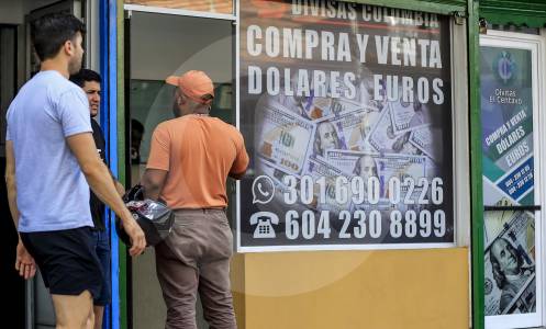 Dólar abrió a la baja tras desplome bursátil y a la expectativa de decisiones de la Fed