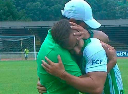 El abrazo entre Lucas González y Tomás Ángel. FOTO TOMADA DE TWITTER