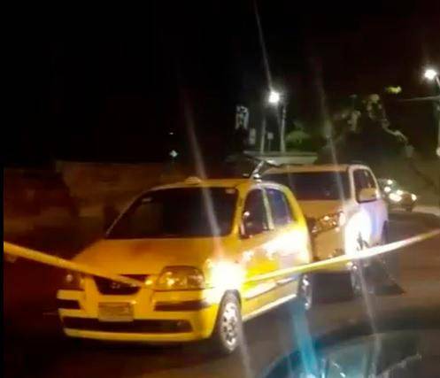 Luego de ser baleado, Álvaro Andrés Yepes Yepes, de 38 años, chocó su camioneta contra un taxi en el barrio Fuente Clara, comuna 7 (Robledo). FOTO: CORTESÍA