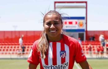 La jugadora además de la despedida recibió un recuerdo con su camiseta firmada por todas sus compañeras de equipo.FOTO TOMADA INSTAGRAM LEICY SANTOS 