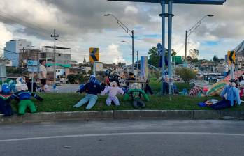 Los “años viejos” son ofrecidos en las principales vías, como los de la imagen que se exhiben en las vías del Oriente antioqueño. FOTO NÉSTOR LÓPEZ