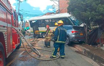 Este bus alimentador fue arrastrado por un planchón, el cual ocasionó el grave accidente en el barrio Zamora, de Bello, que dejó a una mujer fallecida. FOTO: ALEJANDRA MORALES RÍOS
