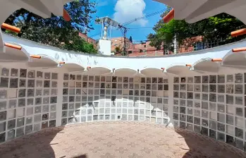 El osario se fue llenando de restos sin identificar a principios del siglo XXI. Ahora estos están separados y guardados bajo llave en una pieza ubicada al lado que permanece cerrada. Al padre Asdrúbal le tocó clasificarlos y asegurar que se encuentren a buen recaudo. FOTO NÉSTOR ALONSO LÓPEZ