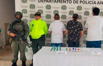 Estos fueron los tres capturados por la comercialización ilegal de mercurio que se usaba para la explotación de oro en el Bajo Cauca antioqueño. FOTO: CORTESÍA POLICÍA ANTIOQUIA