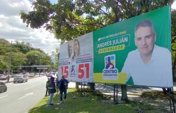 Funcionarios de Espacio Público bajando publicidad de una campaña política. FOTO: Imagen de referencia