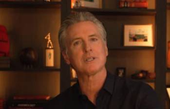 Gavin Newsom, gobernador de California, firmó una orden ejecutiva para estudiar la creación de un “interruptor de apagado” para programas avanzados de inteligencia artificial. FOTO: Captura de video, @GavinNewsom. 