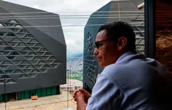 En el año 2006, la Alcadía de Medellín, bajo el liderazgo de Sergio Fajardo, se propuso la construcción de la Biblioteca España en el sector Santo Domingo Savio. Sin embargo, como consecuencia de una construcción deficiente, sumada a la falta de recursos para su mantenimiento, la biblioteca cerró por fallas estructurales. Actualmente, veedores ciudadanos, autoridades locales y la Contraloría General de la República trabajan en su recuperación, pronta a culminarse. Foto: El Colombiano.