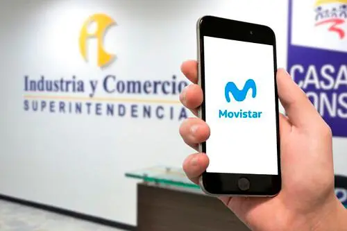 La SIC sancionó a Movistar por incumplimientos en el proceso de portabilidad numérica. FOTO: CREADA CON IA