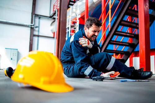 Persona teniendo un accidente en jornada laboral. Foto: Shutterstock