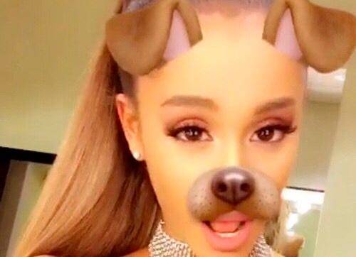 Una de las tendencias de 2016 era publicar fotografías con filtros de Snapchat como este de perrito. FOTO: Redes sociales Ariana Grande