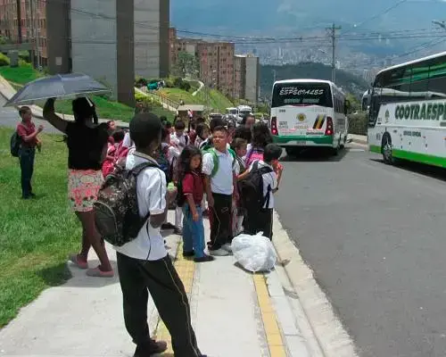 La estrategia de transporte busca priorizar, entre otros estudiantes, a quienes deben recorrer más de un kilómetro para ir a sus colegios. 