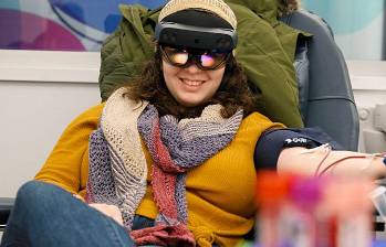 Tecnología de realidad mixta se prueba para reducir el estrés durante la donación de sangre y aumentar la recurrencia de donantes, tras pilotos en Barcelona. FOTO cortesía Abbott