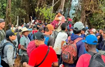 Este es el momento en el que la comunidad retiene a los militares. FOTO CORTESÍA