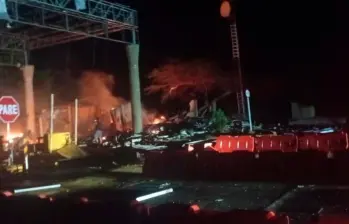 Así quedó el peaje después de la detonación de la carga explosiva. FOTO REDES SOCIALES