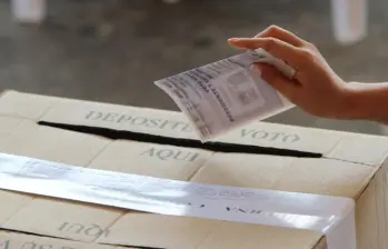 El proyecto de ley, ya aprobado en la Cámara de Representantes, exige que los electores prueben su ciudadanía estadounidense al inscribirse en el padrón electoral, con certificado de nacimiento o pasaporte, y que, al momento de votar, presenten un documento de identidad válido. FOTO: Colprensa.