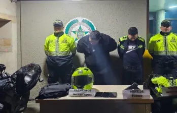 Los falsos policías fueron capturados por la Policía de Suba en Bogotá. FOTO: Policía Metropolitana de Bogotá