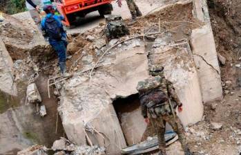 Este es el puente que volaron las disidencias en el Cañón del Micay. FOTO AFP 