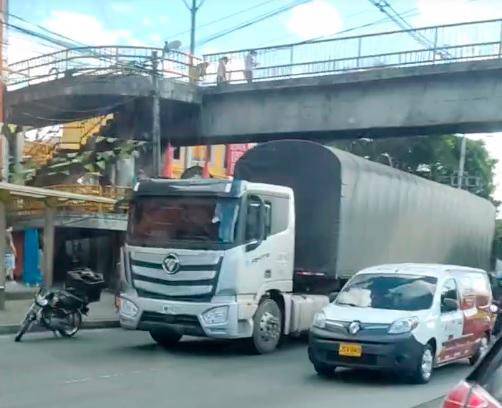 Bajo las llantas de este tractocamión quedó atrapada la pierna del motociclista en la autopista Norte. FOTO: CORTESÍA