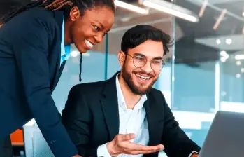 Algunas vacantes en Colombia ofrecen sueldos de hasta 4 millones de pesos, especialmente en áreas técnicas y profesionales. FOTO: iStock