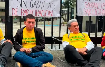 Campesinos y pequeños mineros de Santander se encadenaron frente al Ministerio de Ambiente durante una jornada de protesta en Bogotá. FOTO: CORTESÍA