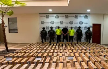 La Policía incautó más de dos toneladas de cocaína en el aeropuerto El Edén de Armenia y capturó a una persona por el delito. FOTO cortesía