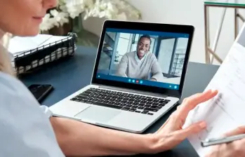 Mujer sentada frente a su computador, registrando su hoja de vida en Magneto Empleos. FOTO: iStock