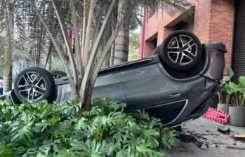 Este es el vehículo volcado sobre la carrera Séptima con calle 78, en el norte de Bogotá, tras caer desde el segundo piso de un parqueadero. FOTO: tomada de redes sociales