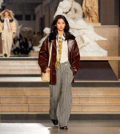El atuendo que abrió la pasarela de Louis Vuitton dio la nota de lo que sería el desfile. La modelo es la actriz del <i>Juego del calamar </i>HoYeon Jung. FOTO INSTAGRAM @louisvuitton