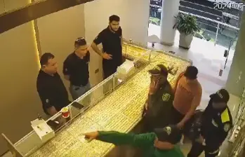 Imágenes de seguridad registraron el momento en que los asaltantes, disfrazados con uniformes de policía y de mensajero, ingresaron a la Joyería Franco en Bucaramanga para ejecutar el millonario robo. Foto: captura de video cámara de seguridad. 