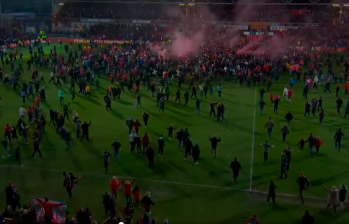 Este es el momento exacto en el que la hinchada invade el campo para celebrar el ascenso junto a los jugadores. FOTO CAPTURA DE PANTALLA