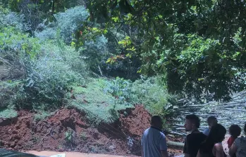 Así quedó la vía que conecta El Picacho con el barrio Paris en Bello. FOTO: Cortesía Denuncias Antioquia