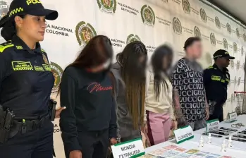 Las detenidas junto al presunto coordinador de la banda. Además de varios elementos incautados. FOTO: Cortesía