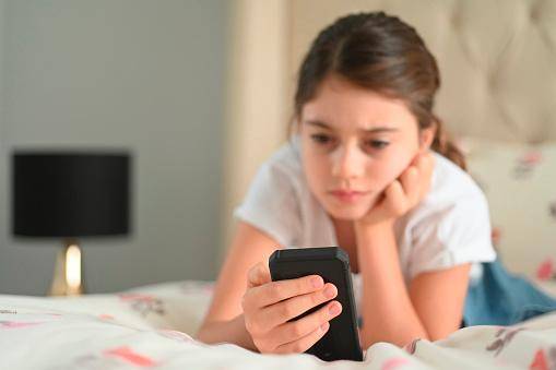 En edades tempranas el monitoreo constante de las redes sociales modifica las respuestas neuronales, según el estudio de la Universidad de Carolina del Norte.
